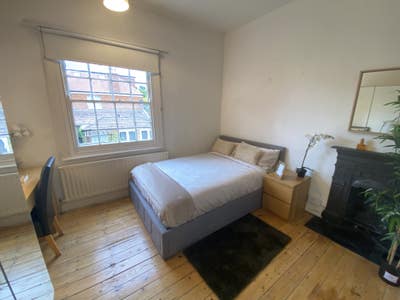 South Ealing Double – Desk + Bills Included ⭐️ Main Photo