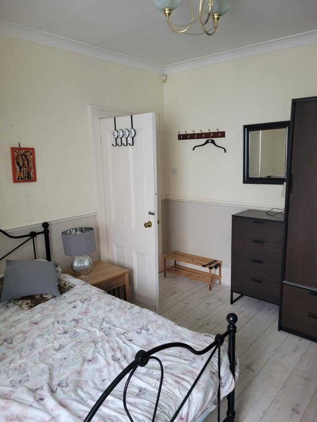Friendly landlore sharing two bedrooms Main Photo