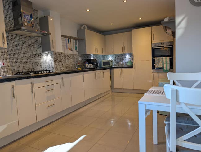 Modern double bedrrom in 2 bedroom apartment Main Photo