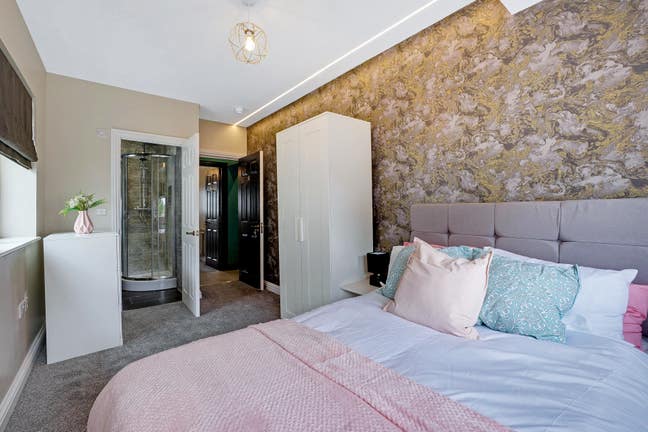 Luxury room with Ensuite in Rochester/Strood- 53OR Main Photo