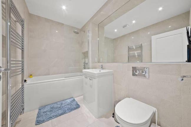 Spacious Double Bedroom in a Newly Built Home Main Photo