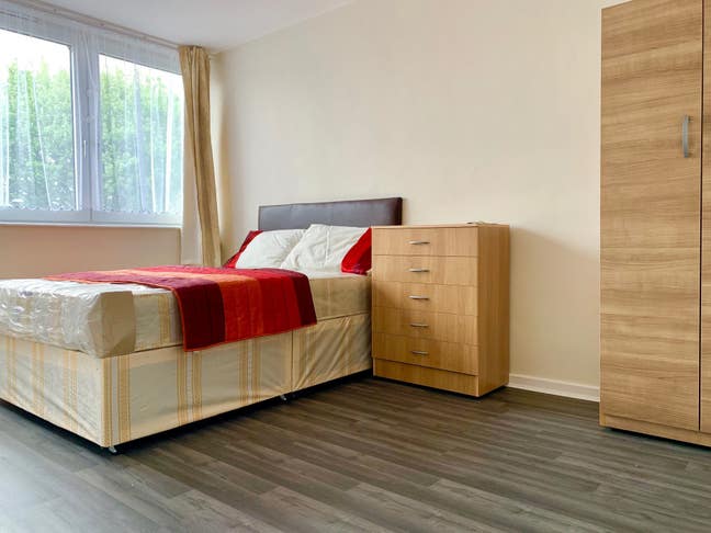 Poplar,E14, Airy and Bright 4 Bedroom Apartment  Main Photo