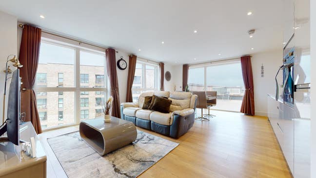 Presenting a flat to rent in Park Royal Main Photo