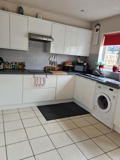 Double Room in Strictly Non Smoking Household  Main Photo