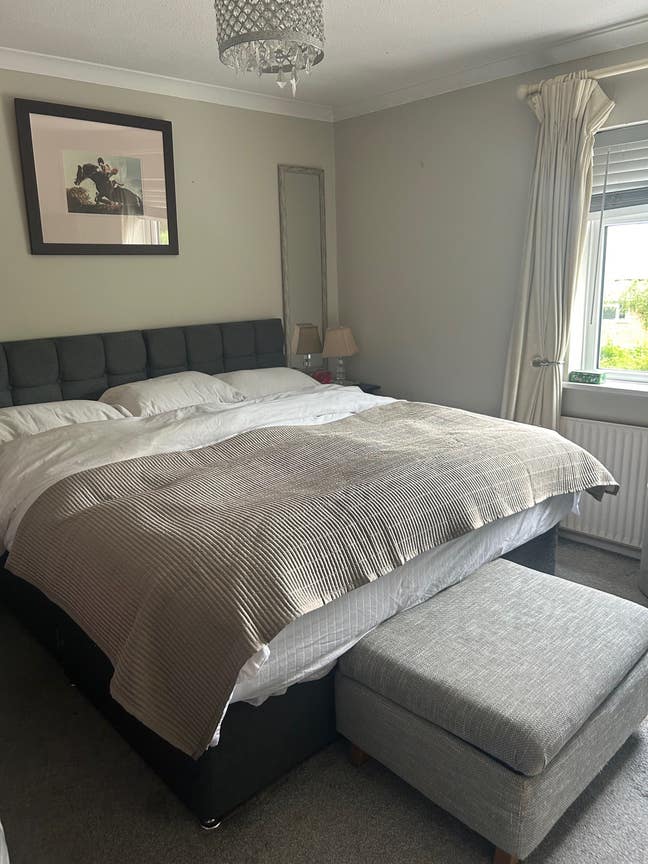 Stunning large double bedroom. Fully furnished  Main Photo