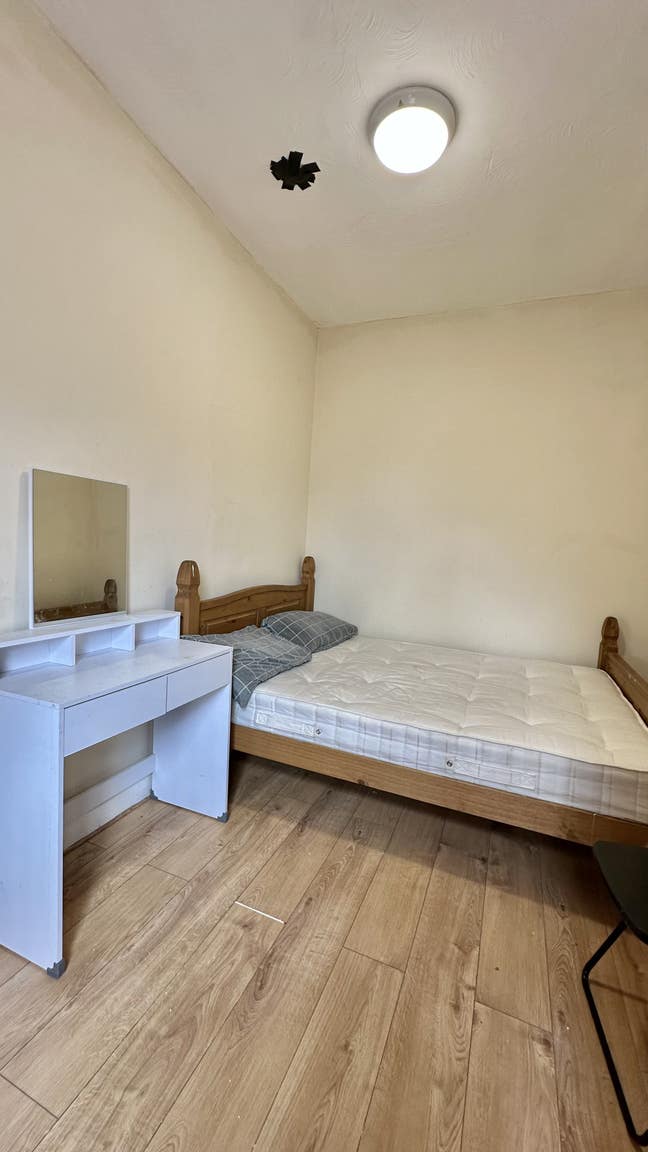 Spacious Double Bedroom Available Main Photo