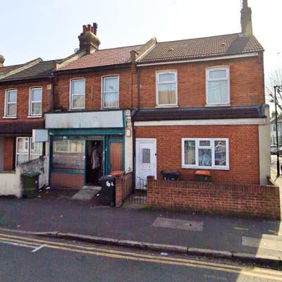2 bed flat in London E12 Main Photo