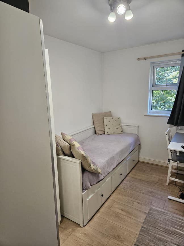 Nice and clean room available in Fallowfield Main Photo