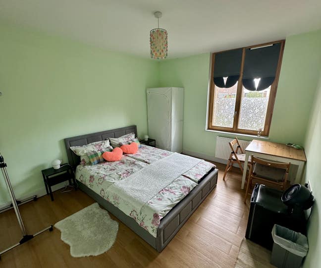 Peaceful double room in loving home — ideal for ki Main Photo