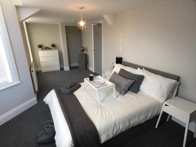 Modern Room with En Suite in Heaton Main Photo