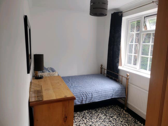 Double bedroom in quiet big house in Farnham Main Photo