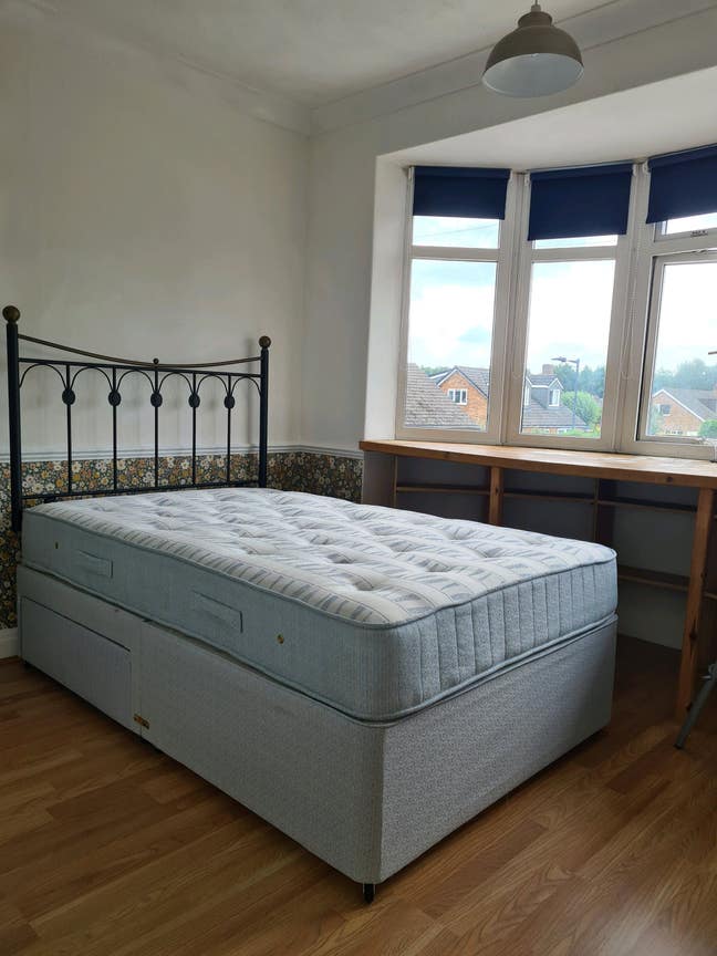 Single room, queen size bed with sunny bay window. Main Photo