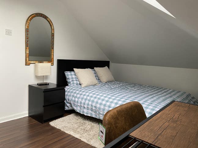 Refurbished Single and Double rooms in quiet area Main Photo