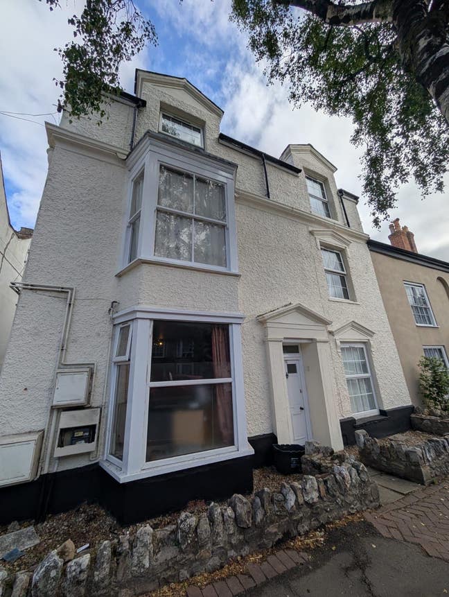 One bed flat in chard high street. Main Photo