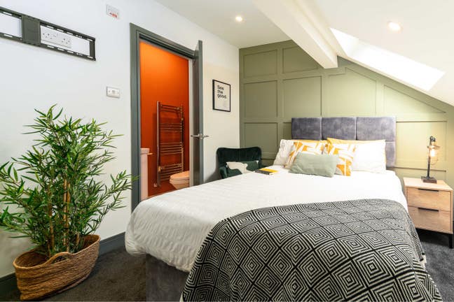 Modern Double En-Suite Room in Salford - BILLS INC Main Photo