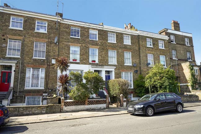 Self-Contained Top Floor Flat (all bills included) Main Photo