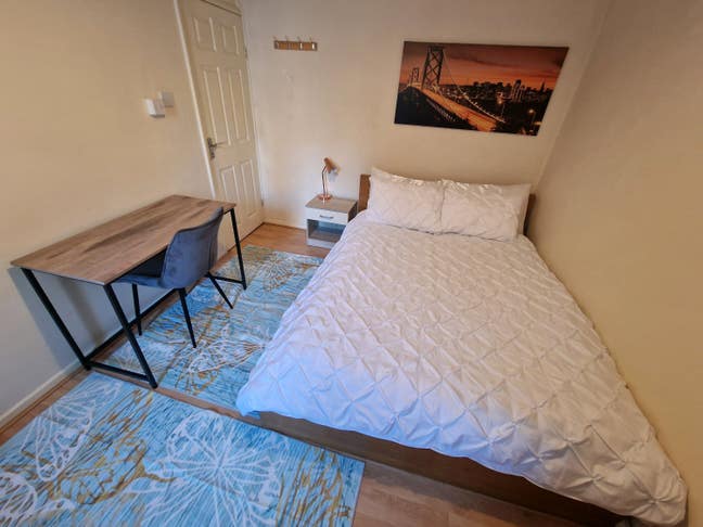 In Between Homes? Check Out This Canary Wharf Room Main Photo