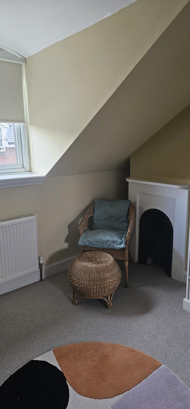 Large 2nd floor single on-suite room Main Photo