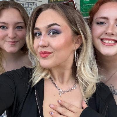 Professional Female seeks a single or double room Main Photo