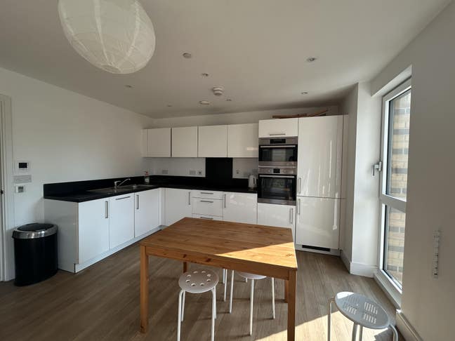3 Bed flat In Bromley - by - Bow  Main Photo