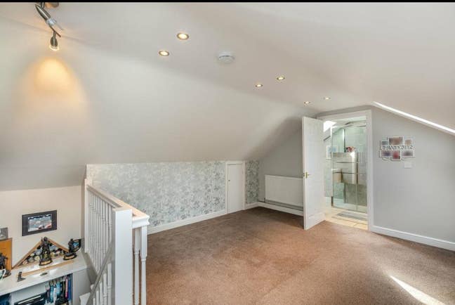En-suite bedroom to rent  Main Photo