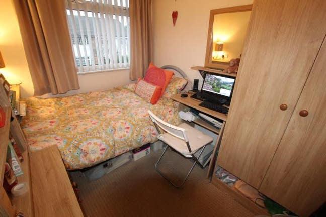Room in spacious semi detached house Main Photo