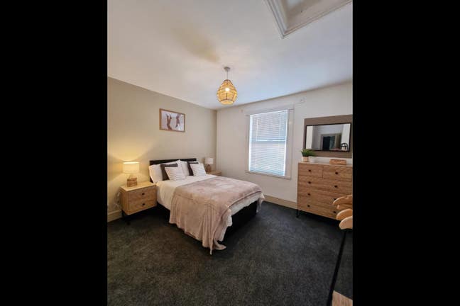 Spacious Ensuite Double Bedroom Main Photo