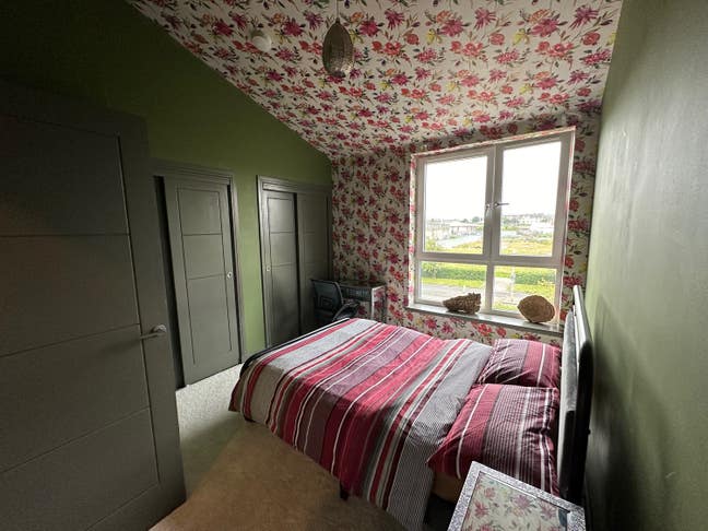 Lovely double bedroom in a house by the sea Main Photo