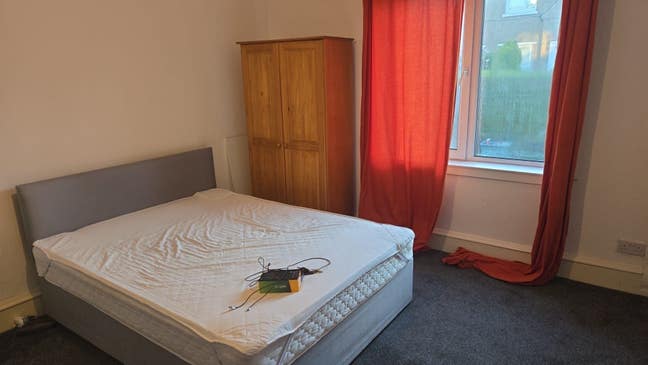 Large and bright bedroom Main Photo