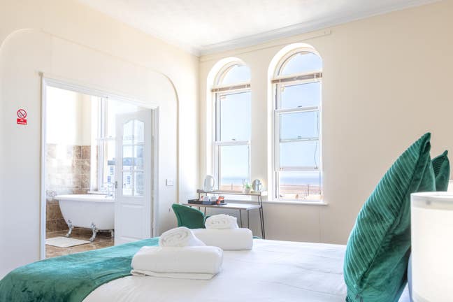 Beachfront/ShortStays/Parking/Wifi Main Photo