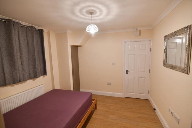BigEnsuite with Bathroom & Sitting  Main Photo