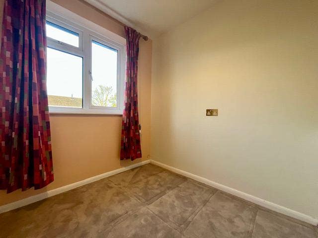 1 single bedroom unfurnished,share with all female Main Photo
