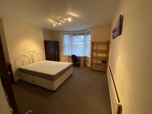 Spacious Double Bedroom  Main Photo