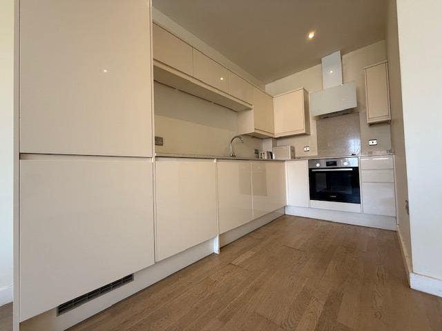 New Modern One Bedroom Apartment Main Photo