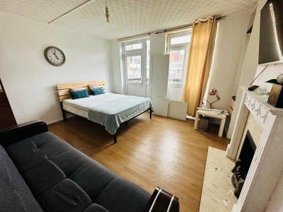 **Spacious Balcony Room Near Canary**  Main Photo