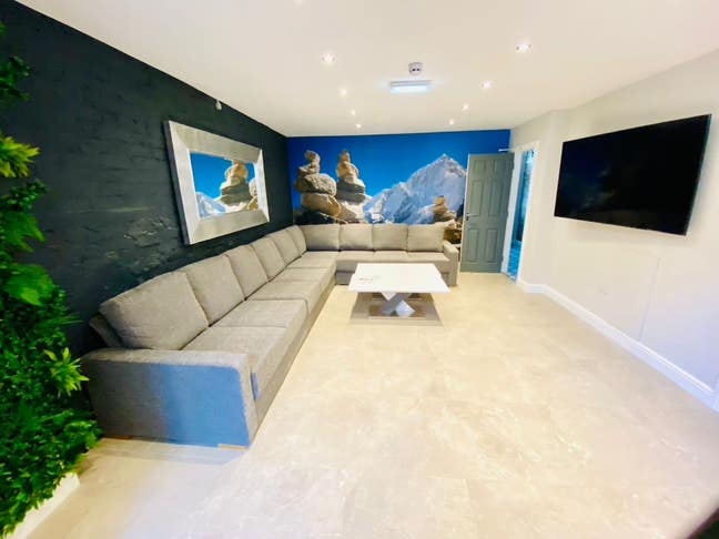 12 Bed WOW Factor House Main Photo