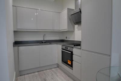 Modern One Bedroom Apartment Farnham Road, Water B Main Photo