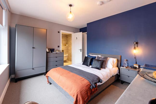 Double Ensuite Room Within House Share Main Photo