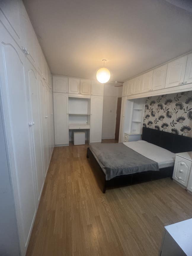 Large Double Room with Plenty of Storage  Main Photo