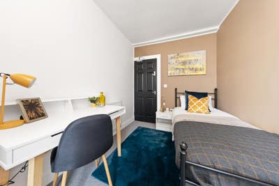 Final Offsuite Room  Close to George Eliot  Main Photo