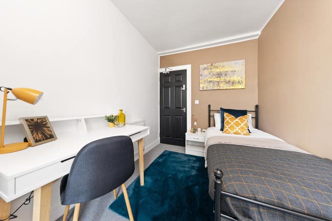 Final Offsuite Room  Close to George Eliot  Main Photo