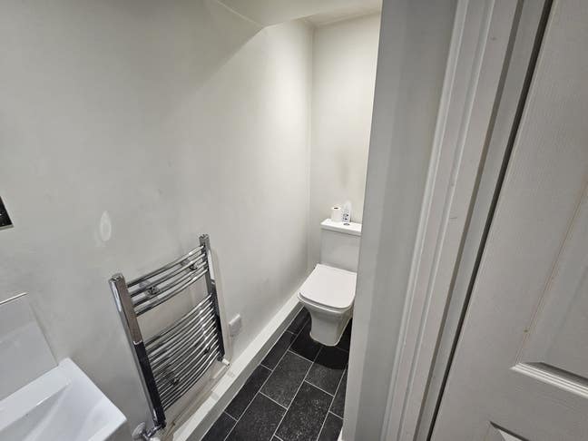 Excellent Location Ensuite Room in Perryfield stre Main Photo