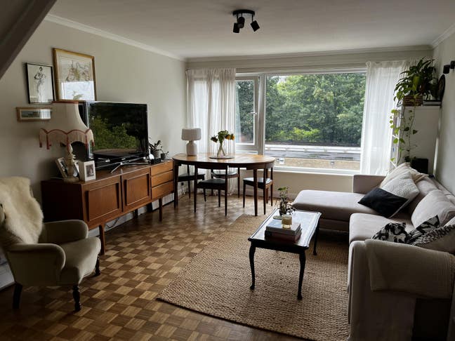 Lovely bright double room - 2 mins walk to station Main Photo
