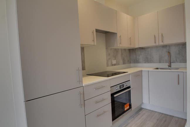 New Modern One Bedroom Apartment, Close to Cheam S Main Photo