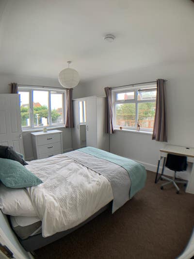 Double en-suite room - tidy, friendly house  Main Photo