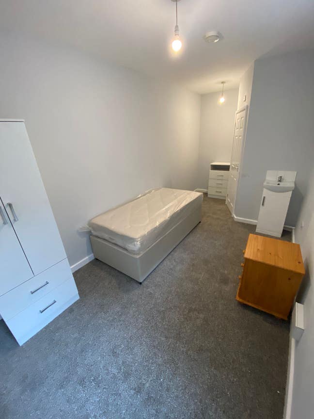Ensuite Room in excellent location Main Photo