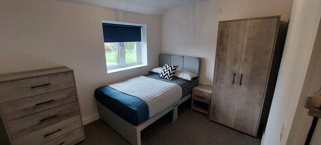 Excellent Location Surrey Research Park - Ensuite  Main Photo