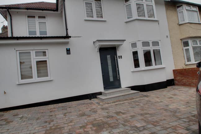 Newly Refurbished Three Bedroom Flat Main Photo