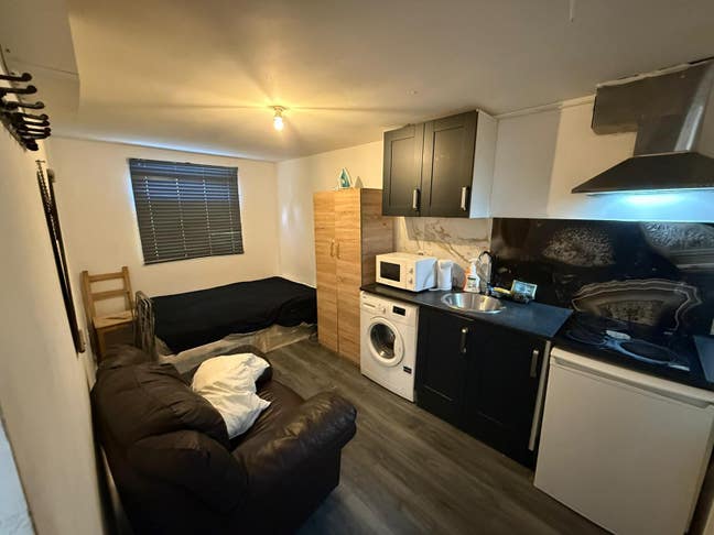 Furnished Studio Flat to Rent in Mitcham CR4 – £11 Main Photo