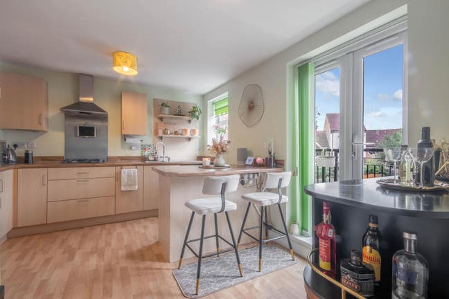 Double Room with En-Suite & Garden Main Photo